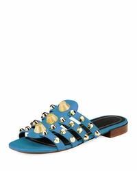 blaue beschlagene Ledersandalen