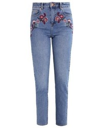 blaue Boyfriend Jeans mit Blumenmuster von Miss Selfridge