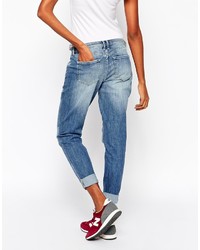 blaue Boyfriend Jeans mit Destroyed-Effekten