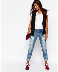 blaue Boyfriend Jeans mit Destroyed-Effekten