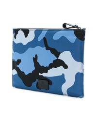 blaue Camouflage Clutch Handtasche von Valentino