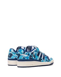 blaue Camouflage Leder niedrige Sneakers von adidas