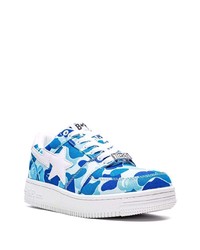 blaue Camouflage niedrige Sneakers von A Bathing Ape