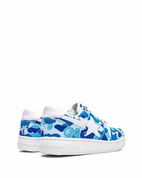 blaue Camouflage niedrige Sneakers von A Bathing Ape