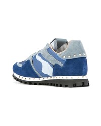 blaue Camouflage niedrige Sneakers von Valentino
