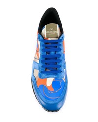 blaue Camouflage niedrige Sneakers von Valentino