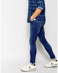 blaue enge Jeans mit Destroyed-Effekten von Asos