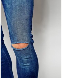 blaue enge Jeans mit Destroyed-Effekten von Asos