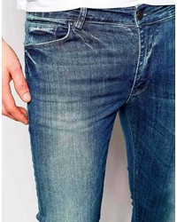 blaue enge Jeans mit Destroyed-Effekten von Asos