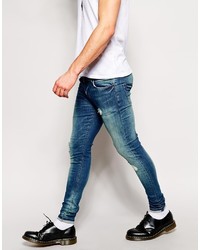 blaue enge Jeans mit Destroyed-Effekten von Asos