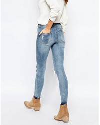 blaue enge Jeans mit Destroyed-Effekten von Vila