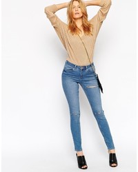 blaue enge Jeans mit Destroyed-Effekten von Asos