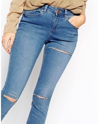 blaue enge Jeans mit Destroyed-Effekten von Asos