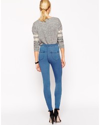 blaue enge Jeans mit Destroyed-Effekten von Asos