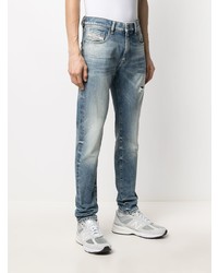 blaue enge Jeans mit Destroyed-Effekten von Diesel