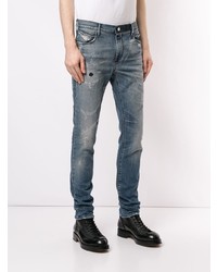 blaue enge Jeans mit Destroyed-Effekten von RtA