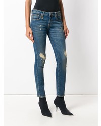 blaue enge Jeans mit Destroyed-Effekten von R13