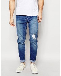 blaue enge Jeans mit Destroyed-Effekten