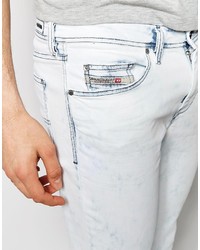 blaue enge Jeans mit Destroyed-Effekten von Diesel