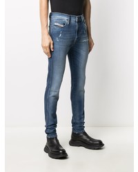 blaue enge Jeans mit Destroyed-Effekten von Diesel