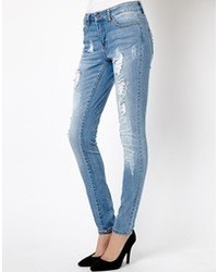 blaue enge Jeans mit Destroyed-Effekten von Only