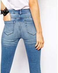 blaue enge Jeans mit Destroyed-Effekten von Asos