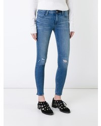 blaue enge Jeans mit Destroyed-Effekten von RtA