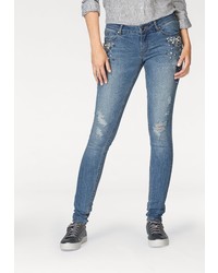 blaue enge Jeans mit Destroyed-Effekten von Q/S designed by