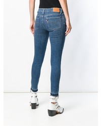 blaue enge Jeans mit Destroyed-Effekten von Levi's