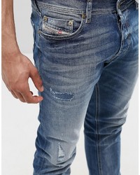 blaue enge Jeans mit Destroyed-Effekten von Diesel