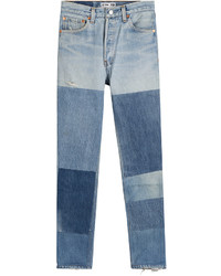 blaue enge Jeans mit Flicken