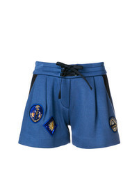 blaue Shorts mit Falten