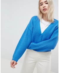 blaue flauschige Strickjacke