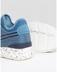 blaue geflochtene Turnschuhe von Puma