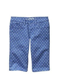 blaue gepunktete Shorts