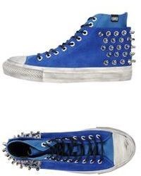 blaue hohe Sneakers aus Wildleder