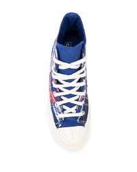 blaue hohe Sneakers mit Karomuster von Converse