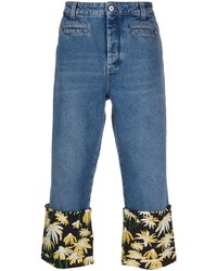 blaue Jeans mit Blumenmuster