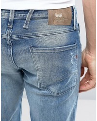 blaue Jeans mit Destroyed-Effekten von Replay