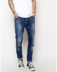 blaue Jeans mit Destroyed-Effekten von Asos