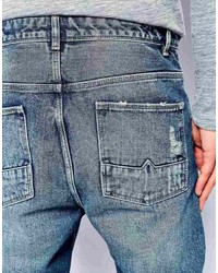 blaue Jeans mit Destroyed-Effekten von Asos