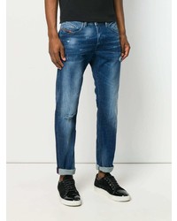 blaue Jeans mit Destroyed-Effekten von Diesel