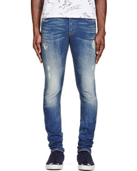 blaue Jeans mit Destroyed-Effekten von Diesel