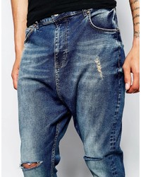 blaue Jeans mit Destroyed-Effekten von Asos