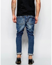 blaue Jeans mit Destroyed-Effekten von Asos