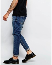 blaue Jeans mit Destroyed-Effekten von Asos