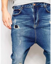 blaue Jeans mit Destroyed-Effekten von Asos