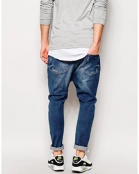 blaue Jeans mit Destroyed-Effekten von Asos