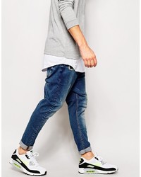 blaue Jeans mit Destroyed-Effekten von Asos