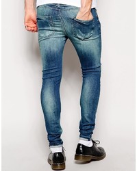 blaue Jeans mit Destroyed-Effekten von Asos